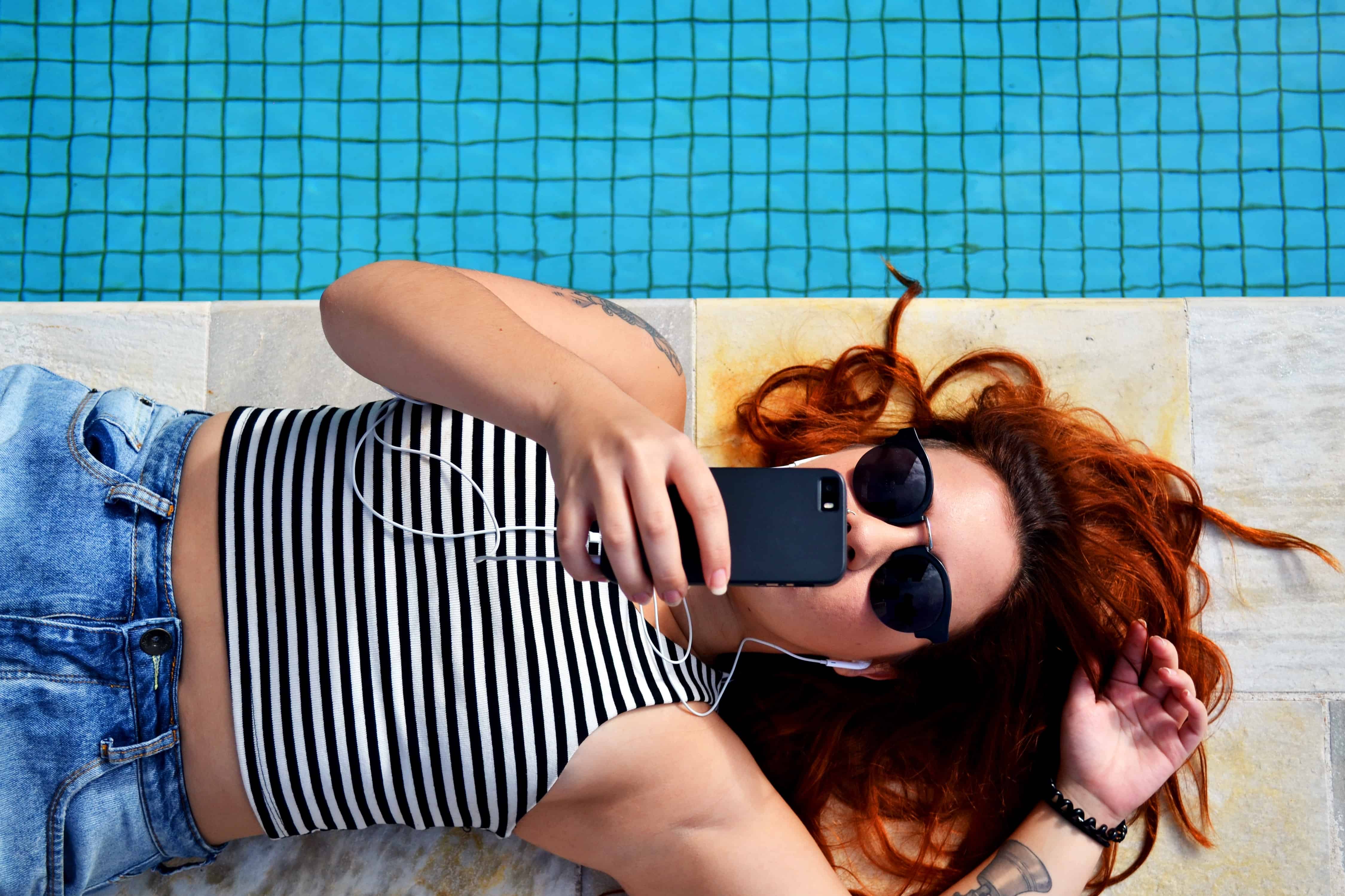 young woman researching egg donation agencies on her phone